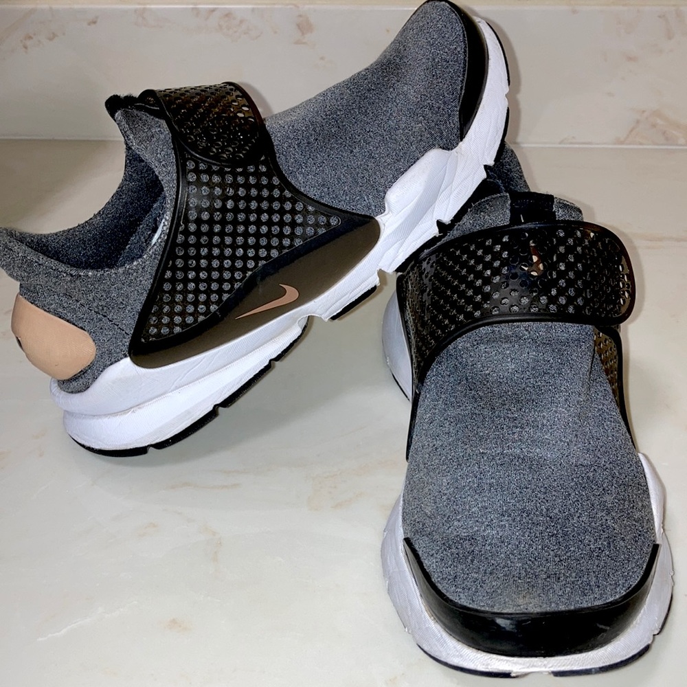 Nike Women’s Sock Dart size 8